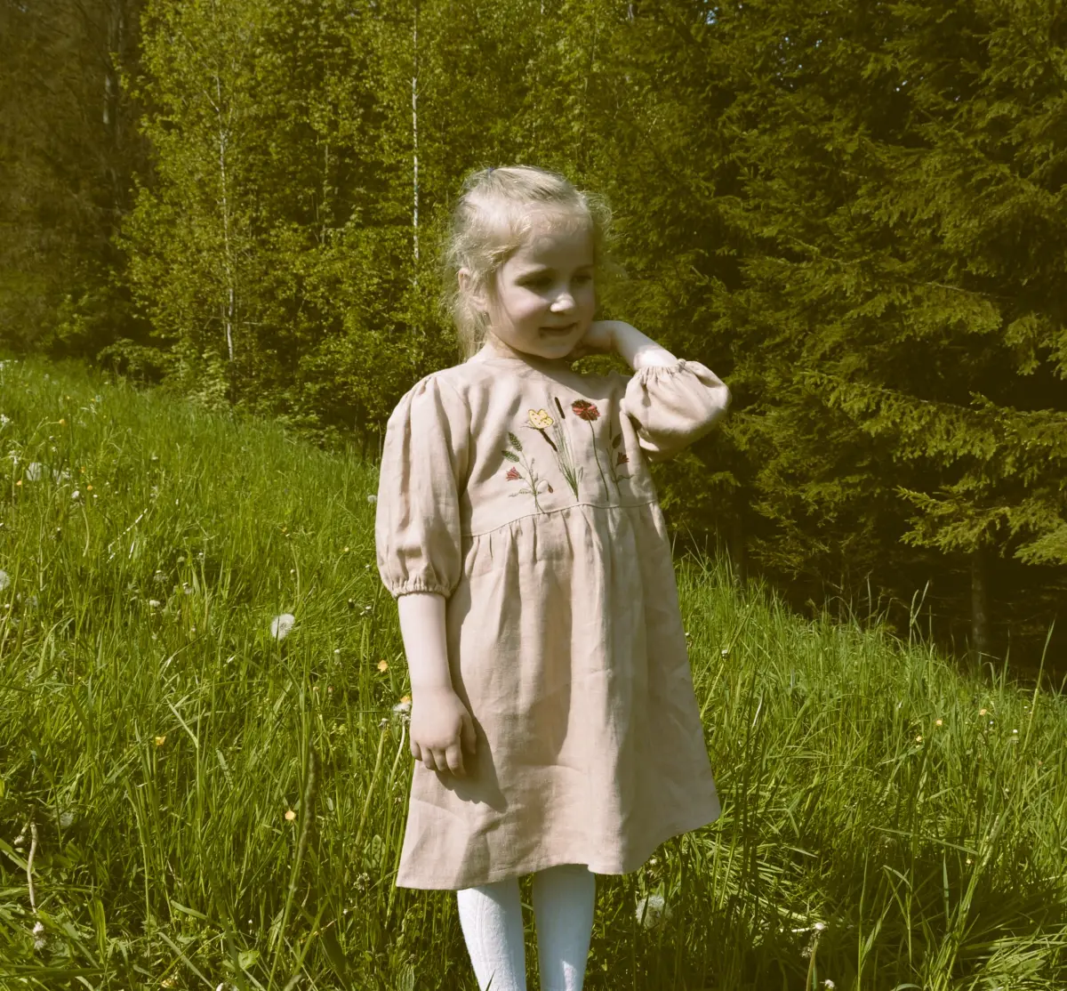 Detské vyšívané šaty-Lúčne pohladenie
