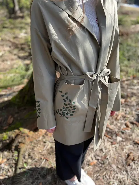 Bavlnený vyšívaný  trenčkot-Dotyk lesa