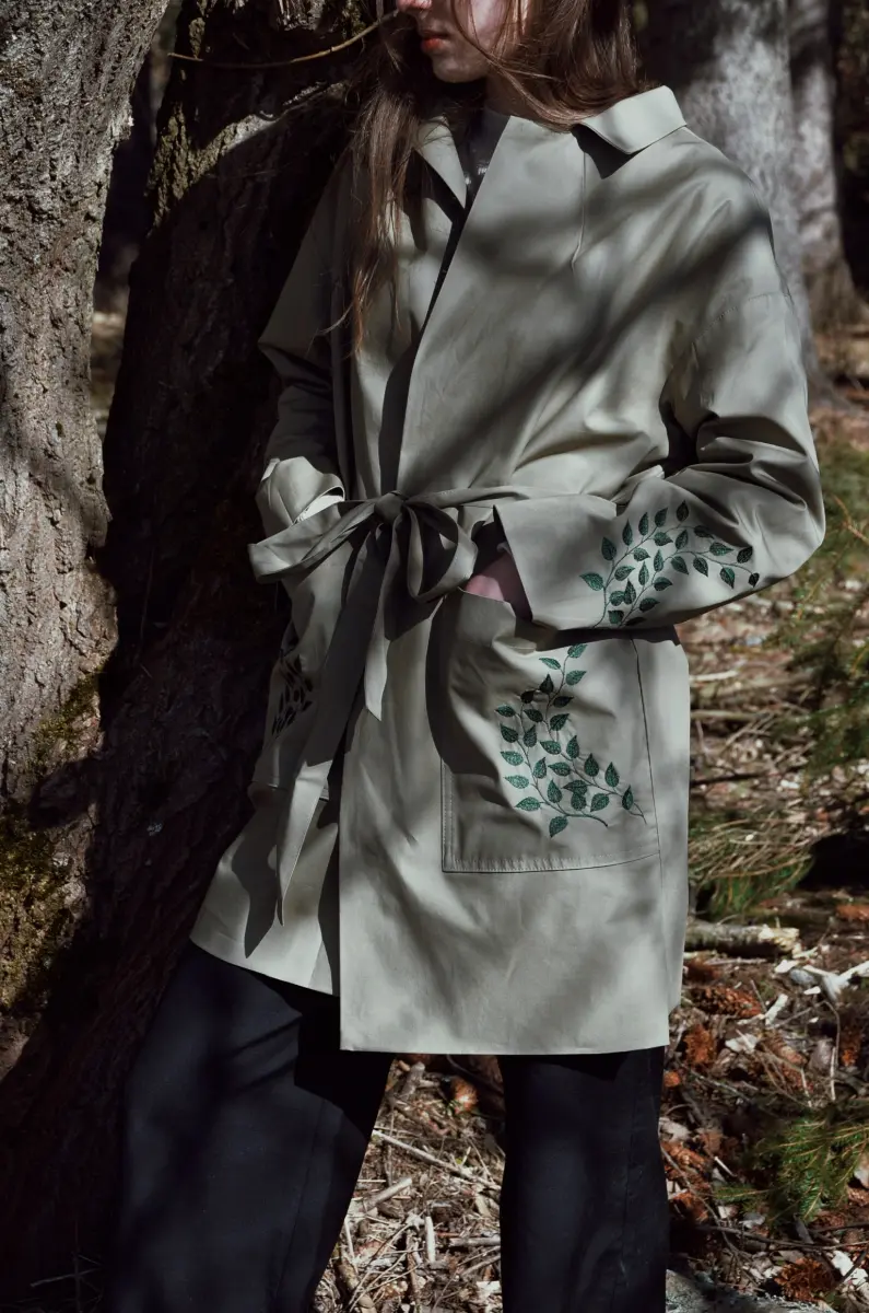 Bavlnený vyšívaný  trenčkot-Dotyk lesa