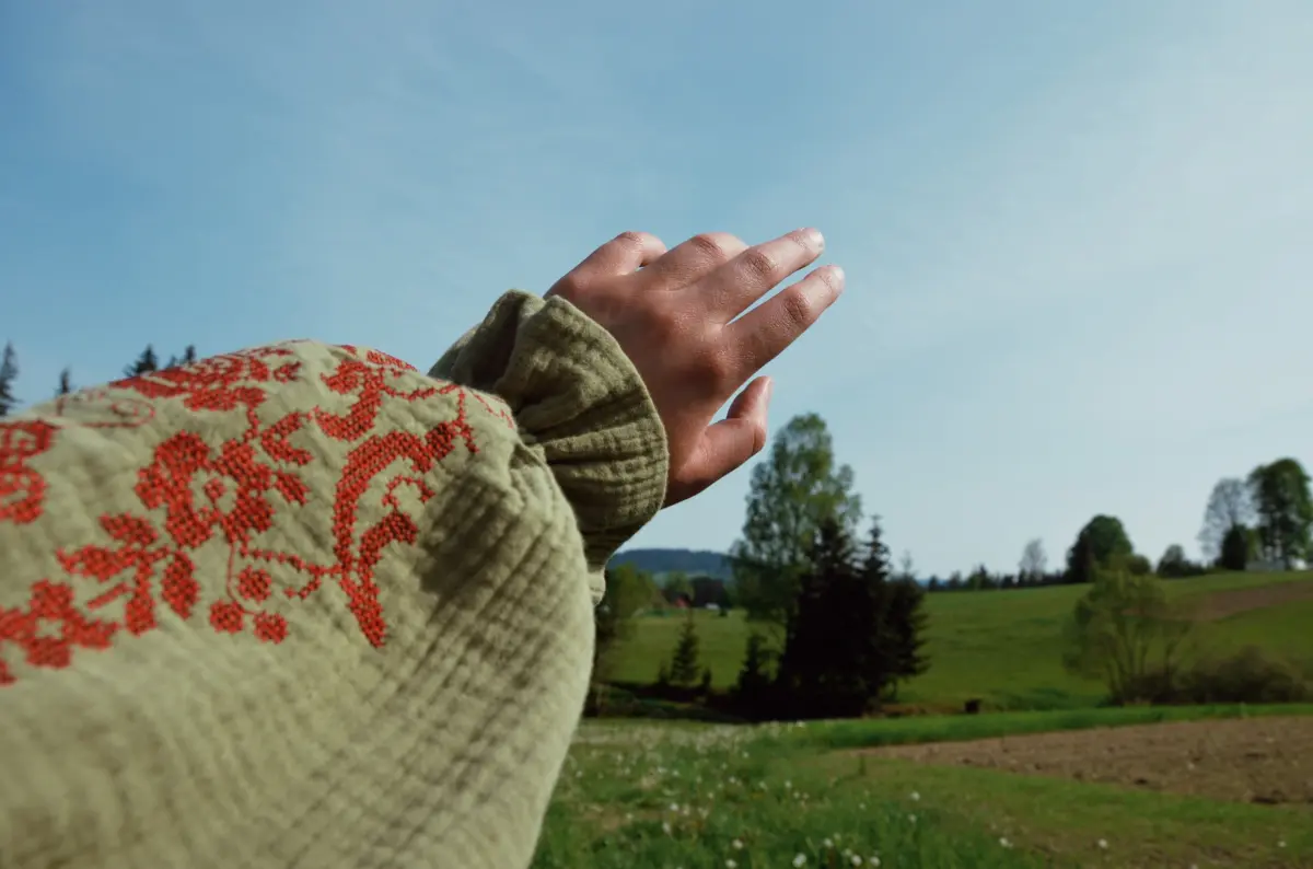 Mušelínová vyšívaná blúzka-Trávnenie
