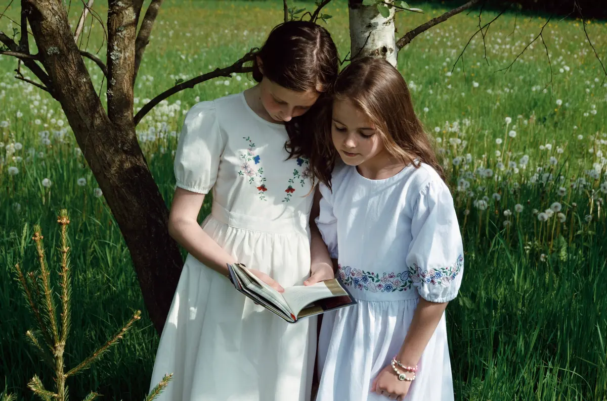 Detské šaty-Biela lúka