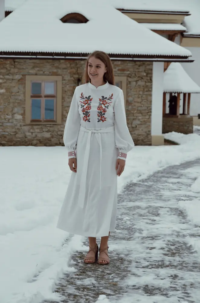 Vyšívané šaty - Snežná