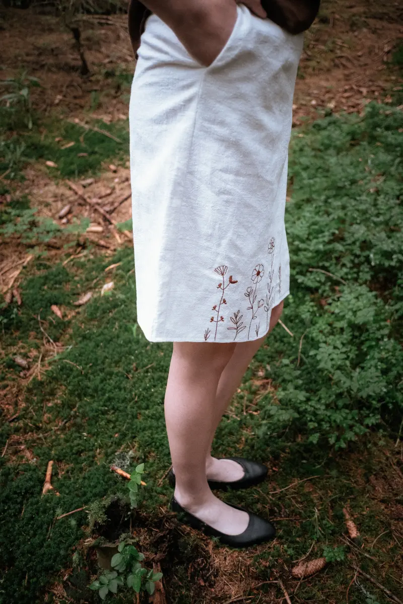 Vyšívaná ľanová sukňa - Šepot kvetín